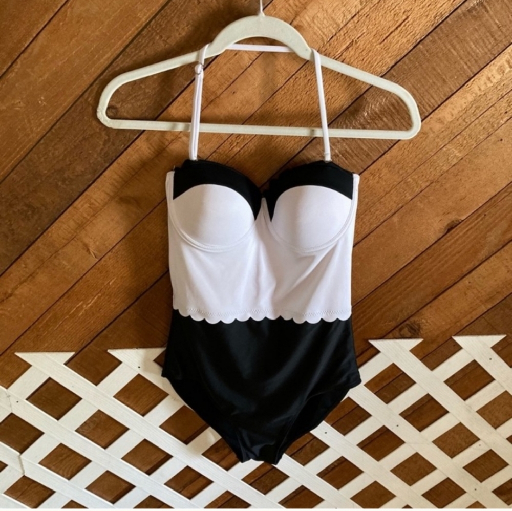 Retro style scalloped trim 1 piece swimsuit size L